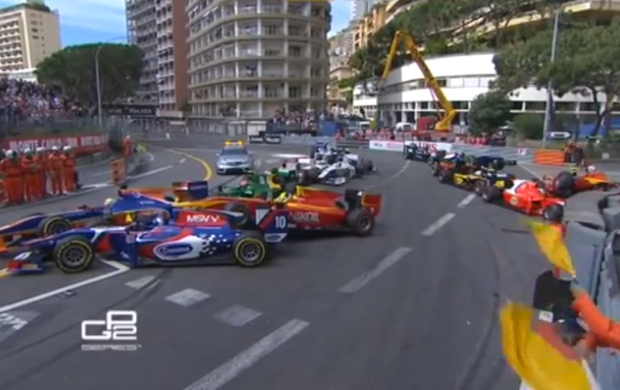 Quatorze carros ficaram engavetados na primeira curva de Monte Carlo, na GP2 (Foto: Reprodução)