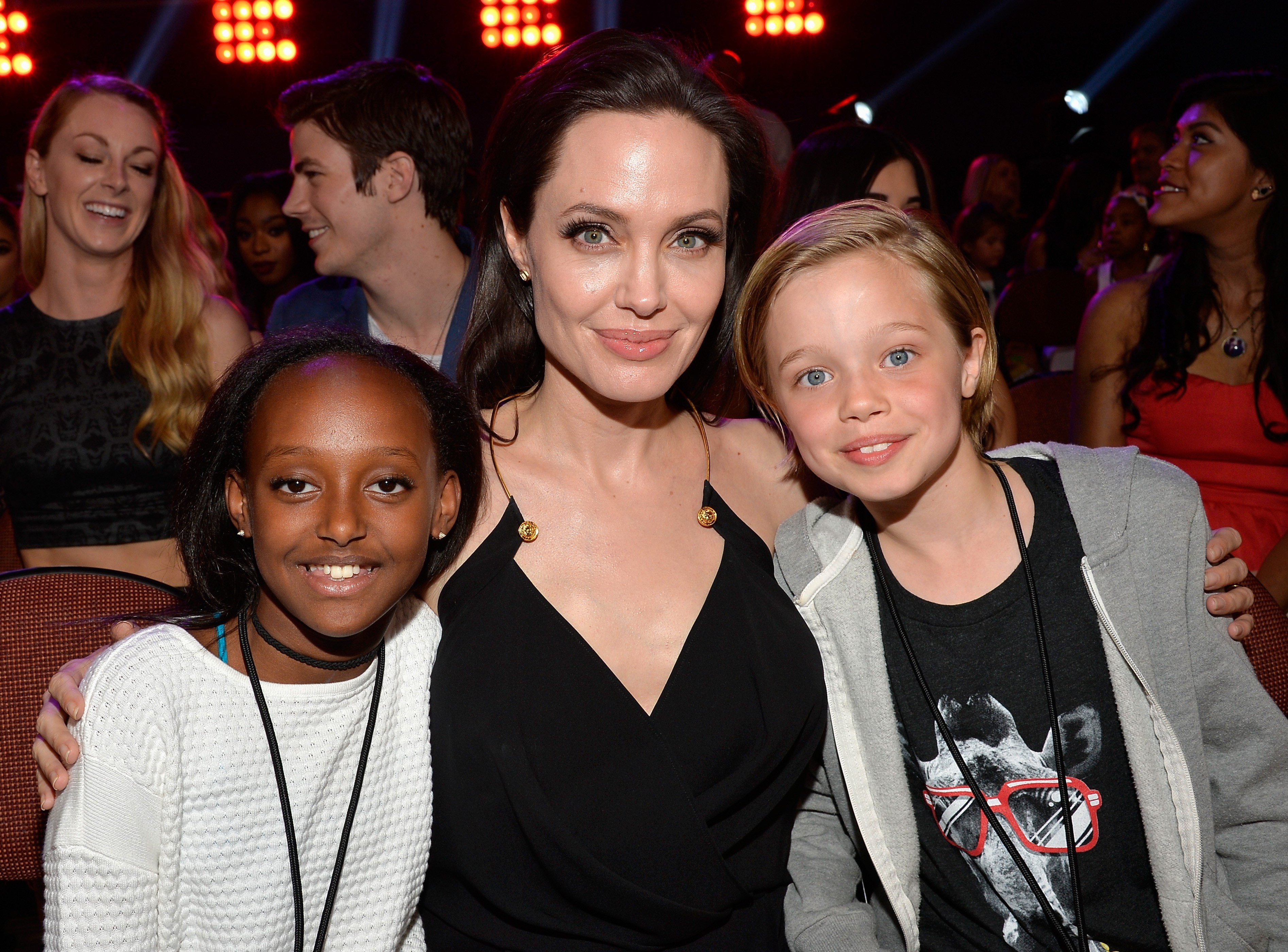 Ao lado das filhas, Angelina Jolie recebe prêmio no Kids Choice Awards