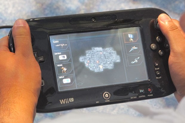 No modo on-line de 'Call of Duty: Black Ops II', jogador tem acesso às armas, mapas e itens extras diretamente na tela sensível ao toque do Gamepad (Foto: Gustavo Petró/G1)
