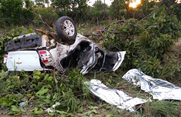 Acidente mata dois e deixa dois jovens feridos na BR-153, em São Luiz do Norte, Goiás (Foto: Divulgação/PRF)