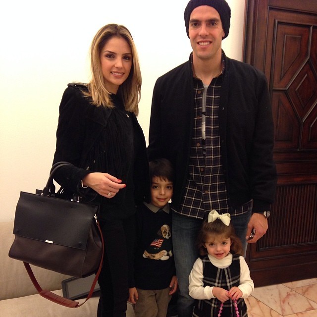 Carol Celico e Kaká com a família (Foto: Reprodução/Instagram)