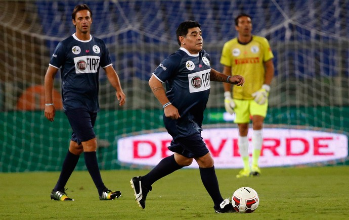 Maradona se irrita com a presença de Icardi em jogo promovido pelo Papa Maradona-reu