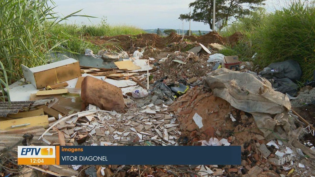 Descarte irregular de lixo e entulho em estrada de São Carlos gera