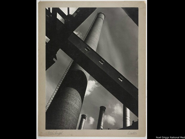 Ao longo dos anos, a coleção se expandiu para englobar, além de mais de 250 mil imagens, 8 mil itens de equipamento e 31 mil livros, periódicos e documentos. Ao lado, a foto chaminé, de Noel Griggs, feita em 1934 (Foto: Royal Photographic Society)