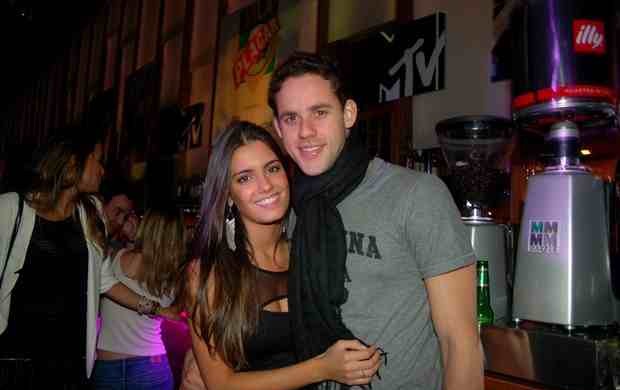 Thiago Pereira e a noiva Gabriela em Londres (Foto: Divulgação Contigo!)