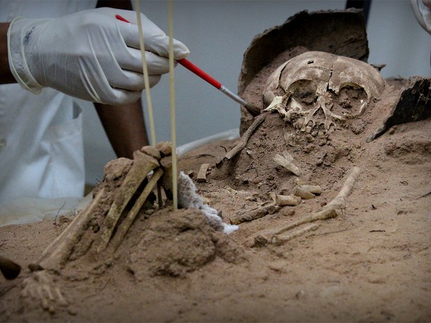 Criança de menos de um ano quando foi enterrada foi a primeiro ossada a ser achada no Piauí (Foto: Pedro Santiago/G1)
