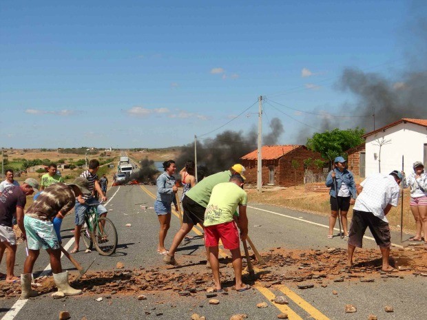 Moradores da localidade Sítio Mulungu, em Quixelô, quebraram o asfalto da CE 375 em protesto contra constantes acidentes no local, na manhã desta segunda-feira (16). Também houve quema de pneus. O protesto começou depois de um colisão dois veículos ntre   (Foto: Luan Vieira/Iguatu.net)