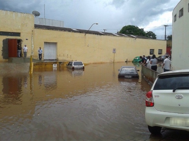 Ainda no Centro, carros ficaram quase submersos (Foto: Arquivo Pessoal / Paulo Costa)