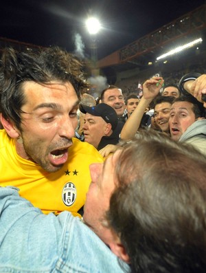 Buffon comemora título do Juventus (Foto: AP)