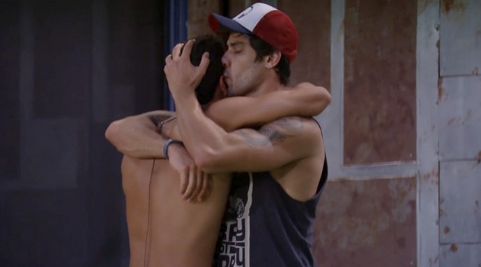 Renan e Matheus se abraçam após choro (Foto: TV Globo)