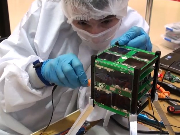 Satélite Cubesat AESP-14 foi desenvolvido por alunos do ITA. (Foto: Reprodução/ Youtube)
