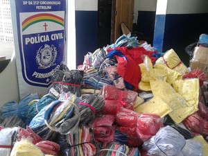 Mais de 1.200 peças de roupas falsificadas são apreendidas em Petrolina, PE (Foto: Divulgação/ Polícia Civil)