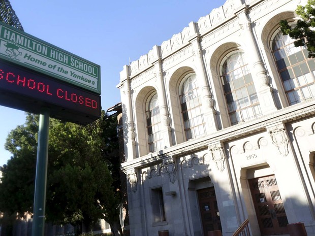 Placa em escola de Los Angeles tem aviso de &#39;escola fechada&#39; nesta terça-feira (15) (Foto: REUTERS/Jonathan Alcorn)