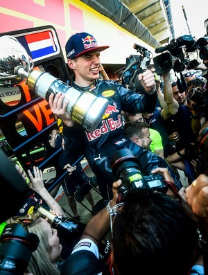Max Verstappen é carregado nos ombros após vencer o GP da Espanha
