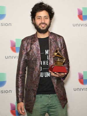Ian Ramil vence Grammy Latino com melhor álbum de rock em português, "Derivacivilização" (Foto: Gabe Ginsberg/WireImage.com) Ian Ramil vence Grammy Latino com melhor álbum de rock em português, "Derivacivilização" (Foto: Gabe Ginsberg/WireImage.com)