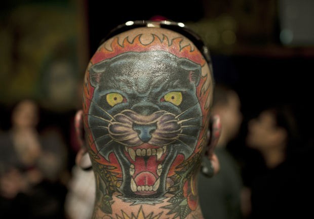 No dia 19 de maio, um homem foi fotografado com uma tatuagem de uma pantera na parte de trás da cabeça durante uma Convenção de Tatuagem em Manhattan, Nova York (EUA). (Foto: Mladen Antonov/AFP)