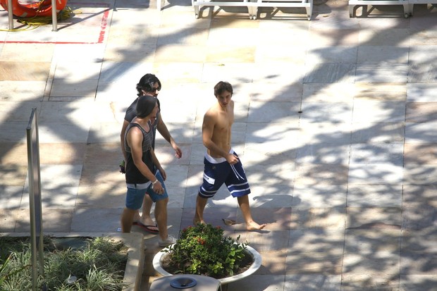 Integrante da banda Emblem3 com amigos na praia (Foto: Gabriel Reis e Delson Silva / AgNews)