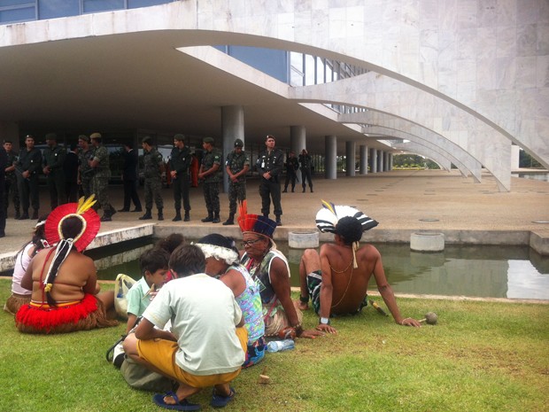 Índios protestam em frente ao Palácio do Planalto (Foto: Gabriella Oliveira/G1 DF)