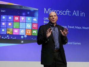 Steve Ballmer, CEO da Microsoft, fala sobre o lançamento do Windows 8 em evento em Nova York (Foto: Lucas Jackson/Reuters)