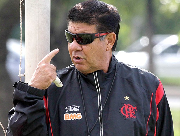 Joel Santana no treino do Flamengo no Paraguai (Foto: Jorge Adorno / Reuters)
