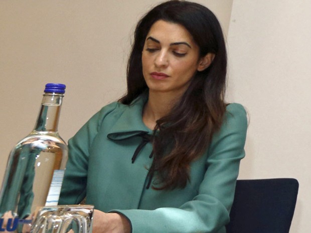 A advogada Amal Alamuddin participa de conferência em Londres em 2012 (Foto: AFP PHOTO/JOE KLAMAR/JUSTIN TALLIS)