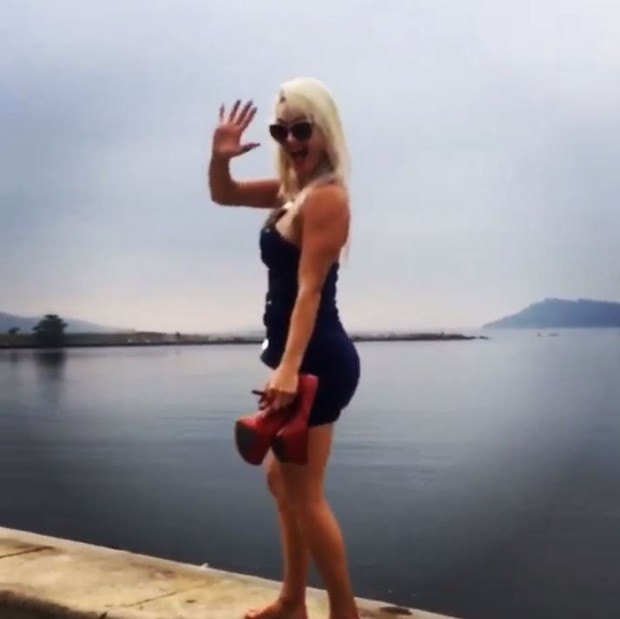 Laura Keller rebola descalça e com vestido curtinho (Foto: Reprodução/Instagram)