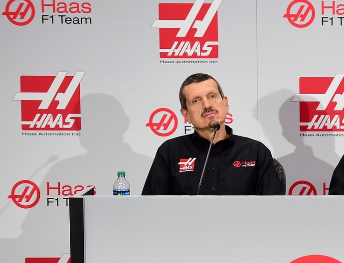 Gunther Steiner, Romain Grosjean e Gene Haas na coletiva da equipe Haas (Foto: Getty Images) Gunther Steiner, Romain Grosjean e Gene Haas na coletiva da equipe Haas (Foto: Getty Images)