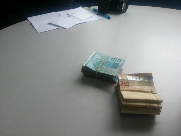 R$ 14 mil foram apreendidos com o suspeito (Foto: Girlene Medeiros /G1 AM)