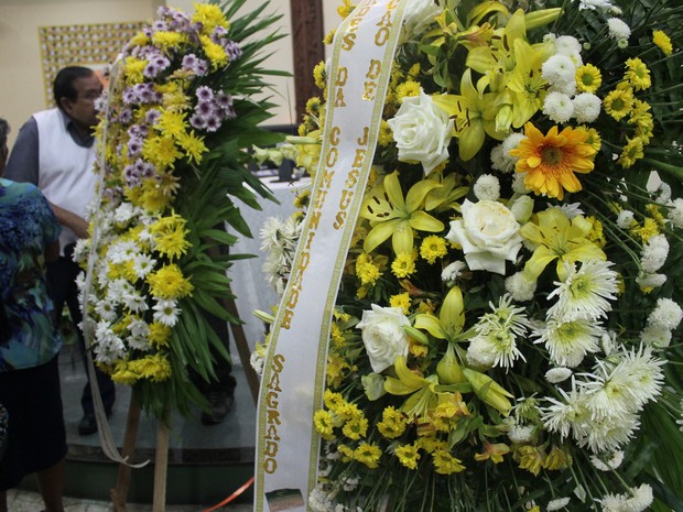 Várias paróquias da cidade mandaram coroas de flores em respeito ao falecimento do padre gaúcho (Foto: Camila Henriques/G1)