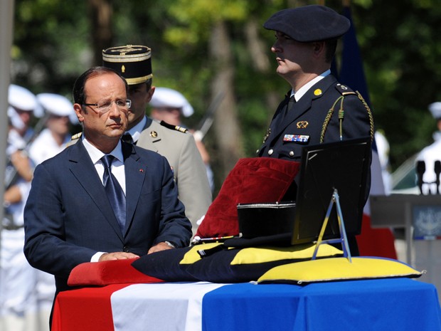 François Hollande participa de cerimônia por um soldado morto no Afeganistão, em Varces-Allières-et-Risset, neste sábado (11) (Foto: AFP)