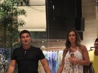Namorando? Nicole Bahls passeia acompanhada em shopping no Rio