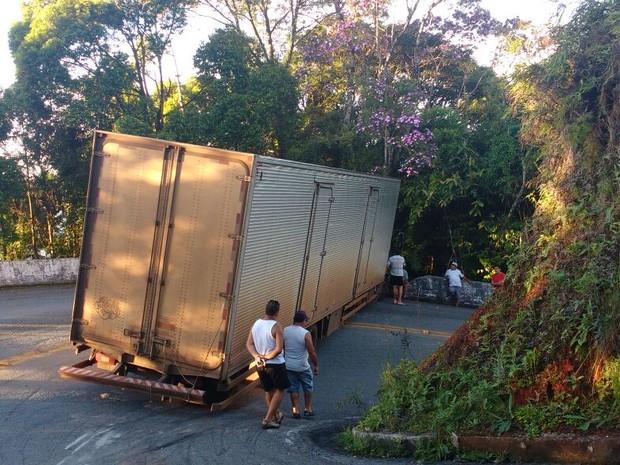 Caminhão trava trecho de serra da Oswaldo Cruz em Ubatuba, SP (Foto: Divulgação/ Polícia Rodoviária Estadual)