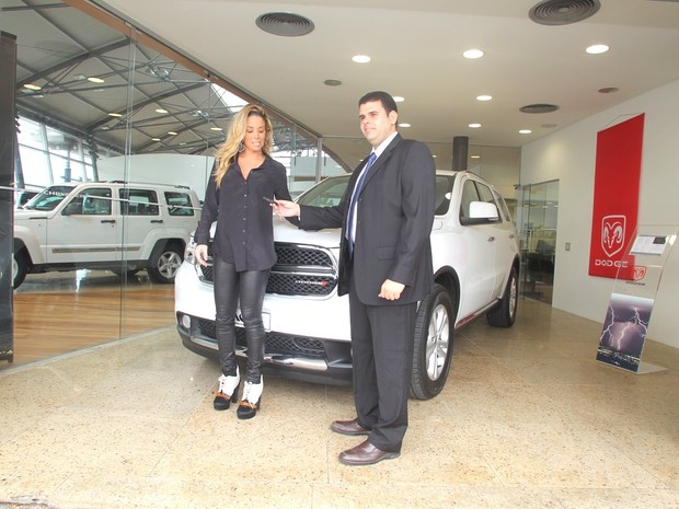 Danielle Winits compra carro (Foto: Delson Silva / AgNews)