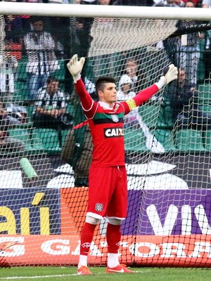 Tiago Volpi faz sessão de autógrafo para torcedores nesta ...