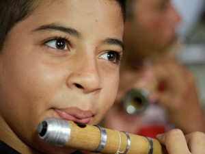 Aprendiz, xxxxxxxxxxxxxx toca pífano desde os 7 anos (Foto: Waldson Costa / G1)