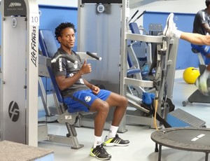 Zé Roberto faz exercícios de musculação no Grêmio (Foto: Hector Werlang/Globoesporte.com)