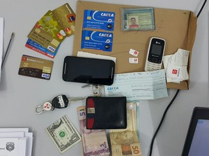 Carteiras de identidades, CRVL, cartões de banco e documentos falsos apreendidos pela polícia (Foto: Chybunga/SSPMA)