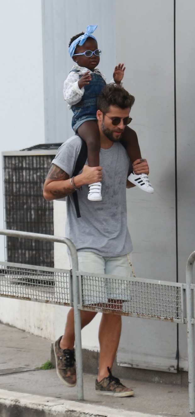 Bruno Gagliasso com a filha, Titi (Foto: Agnews)