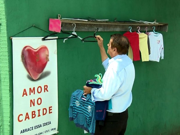 Projeto ‘Amor no Cabide’ doa roupas a moradores pelas ruas de Extrema (MG) (Foto: Reprodução EPTV)