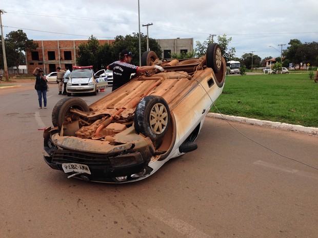 Carro foi abandonado após capotamento na quadra 1206 Sul (Foto: Wilton Dias/Tv Anhanguera)