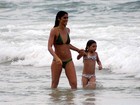 Cynthia Howlett leva filha a praia