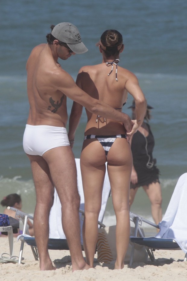 Giba com a namorada na praia (Foto: Wallace Barbosa / AgNews)