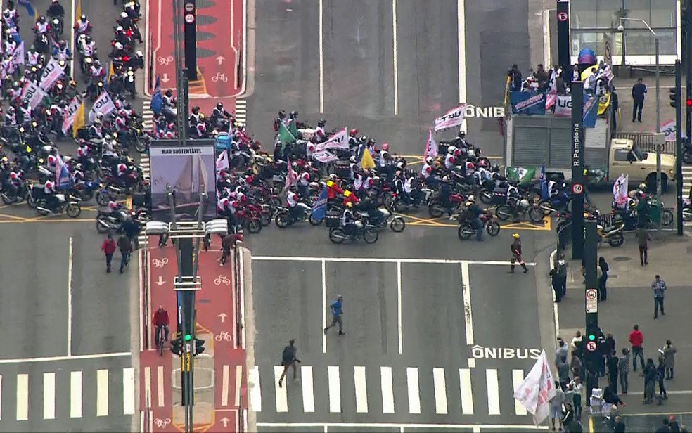 Grupo de motoboys atravessam a Avenida Paulista em manifestação (Foto: GloboNews/Reprodução)