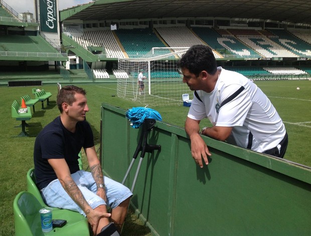Ainda em recuperação, Bottinelli conversa com Marquinhos Santos no treino do Coritiba (Foto: Divulgação / Site oficial do Coritiba)