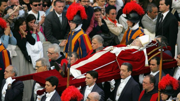 O funeral de João Paulo 2º em 8 de abril de 2005 contou com a presença de milhares de pessoas (Foto: Getty)