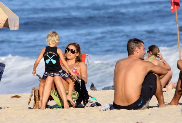 Fernanda Lima, Rodrigo Hilbert e filhos na praia (Foto: J.Humberto/AgNews)