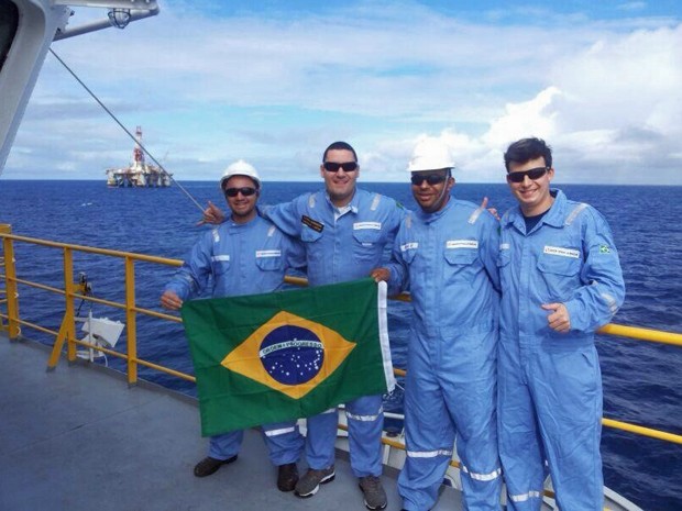 Tripulantes assistem ao jogo do Brasil de um navio na bacia do ES: Jayson, o comandante Patrick, Armando e Everton. (Foto: Patrick Boldakian/Arquivo pessoal)