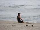 Cauã Reymond encara mar agitado em dia de surfe no Rio