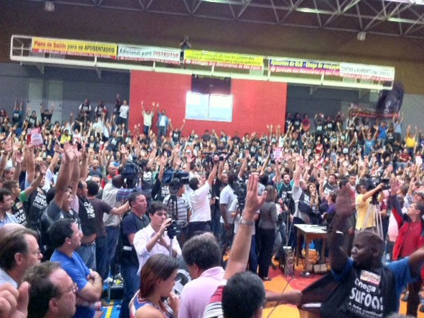 Trabalhadores votam pelo fim da greve em São Paulo (Foto: Roney Domingos/G1)