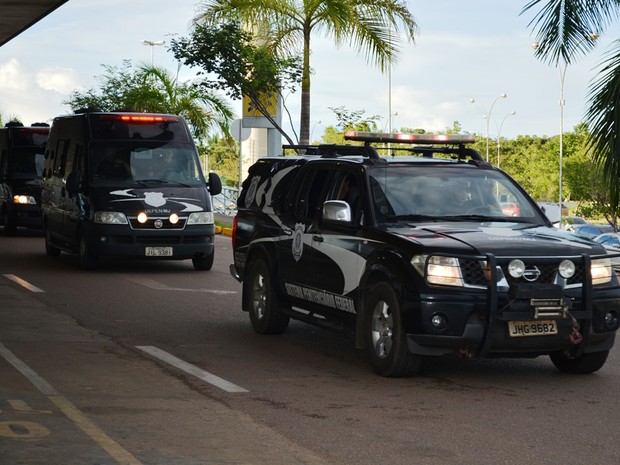 Escolta do Sistema Prisional Federal acompanhou vans com presos (Foto: Jonatas Boni/ G1)